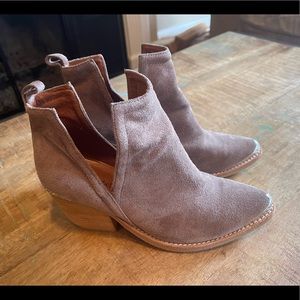 Jeffrey Campbell Cromwell suede ankle booties size 7